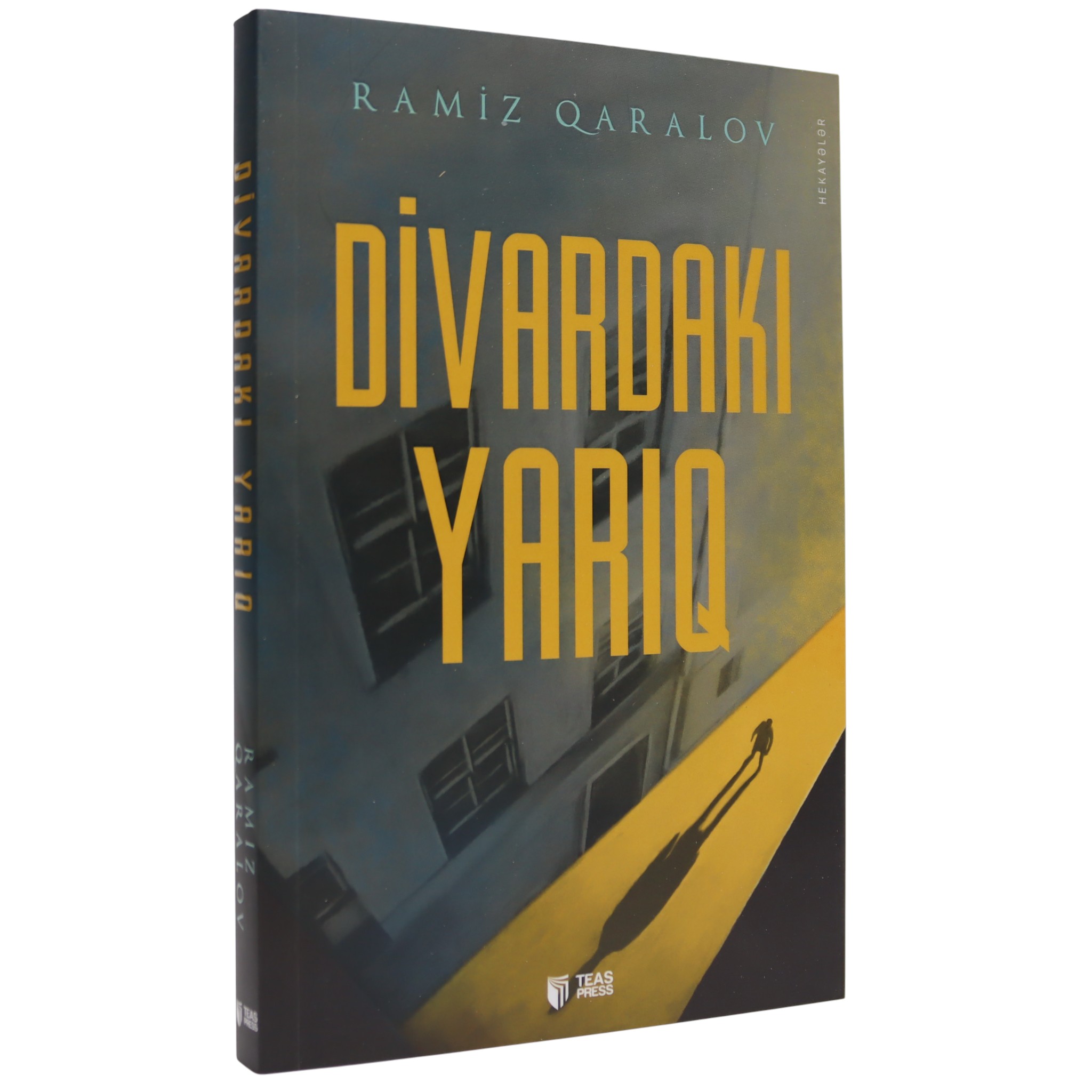 Divardakı Yarıq / Ramiz Qaralov / Teas Press